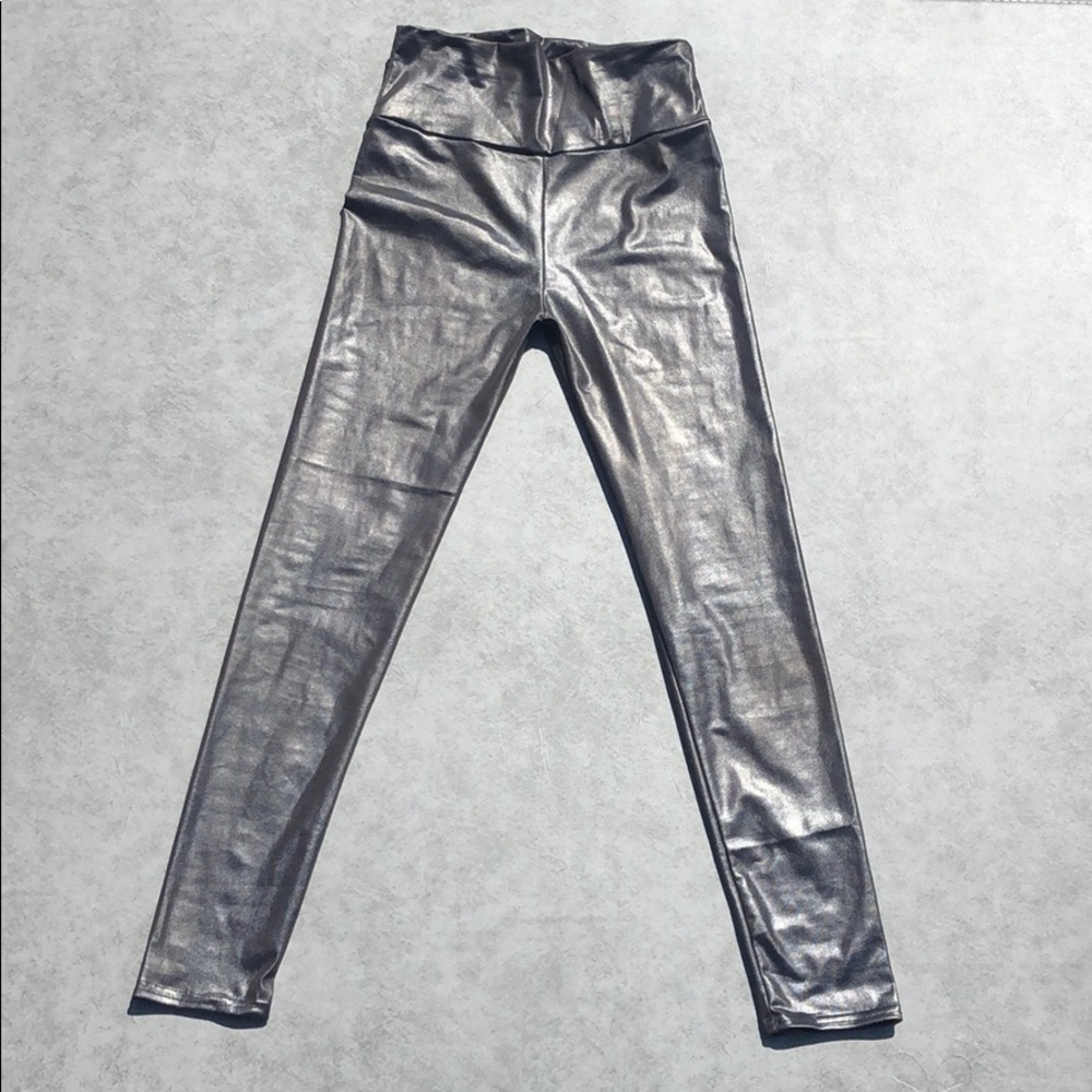 Shiny faux leather leggings